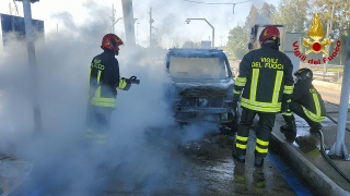 Loreto - Auto in fiamme al casello dell’A14, vigili del fuoco domano il rogo